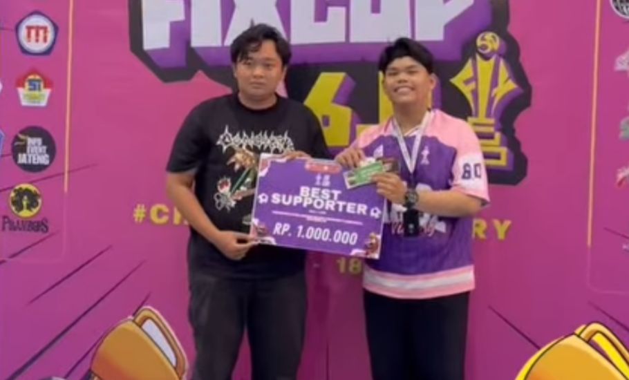 Penyerahan Hadiah Best Supporter kepada MA NU TBS Kudus